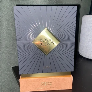 Royal Blend Parfym från Fragrance World - Om du vill ha Angel share men inte spendera en förmögenhet så är Royal Blend det bästa alternativet!! Royal Blend, en lyxig parfym med en varm och kryddig doftprofil. Doften kombinerar träiga och vaniljtoner med inslag av kanel och fruktiga noter. 💪🏼💪🏼💪🏼 skriv för fler frågor