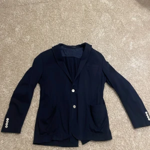 Loro piana kavaj  - Säljer nu min mörkblåa otroligt feta loro piana kavaj. Den är köpt i marbella för ca 2 år sedan. Inget kvitto på den. Storleken är M. Mvh