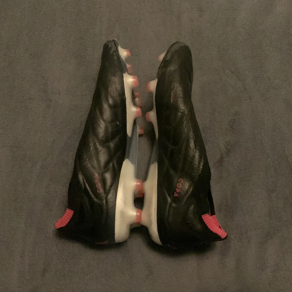 Svarta fotbollsskor med rosa detaljer - 90