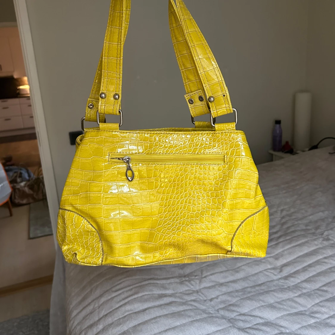 Gul axelväska med krokodilmönster - 90