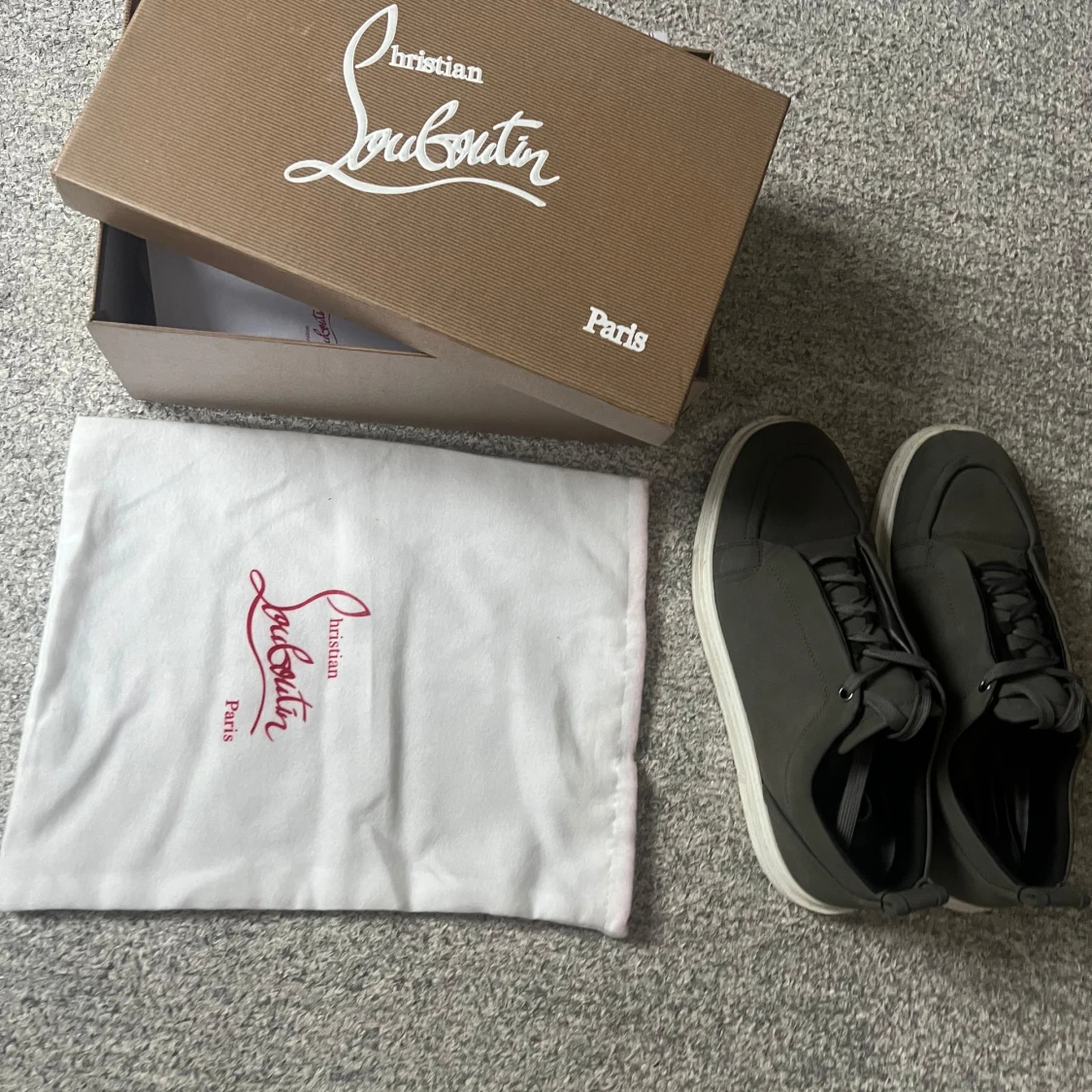 Grå sneakers från Christian Louboutin