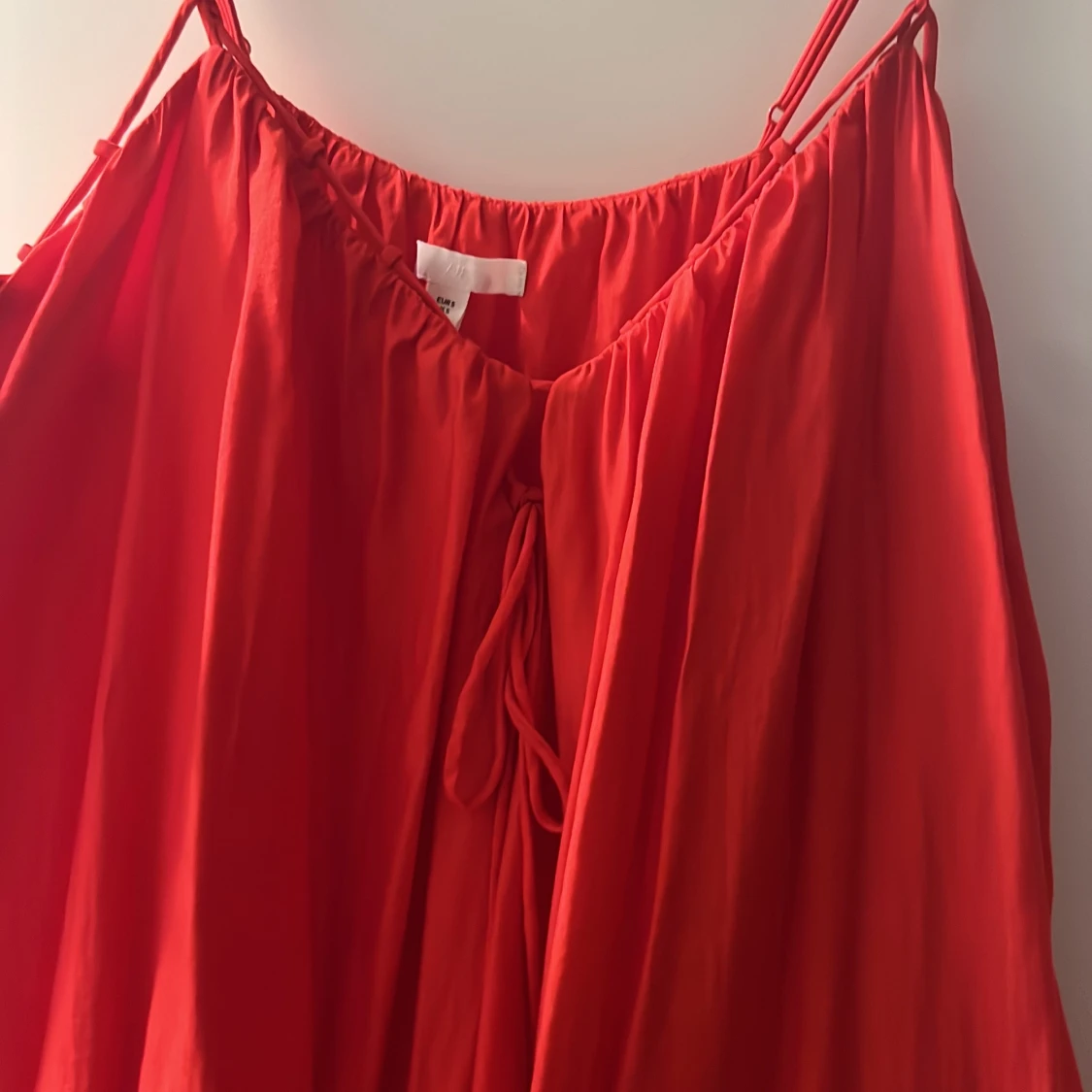 Röd klänning med knytband