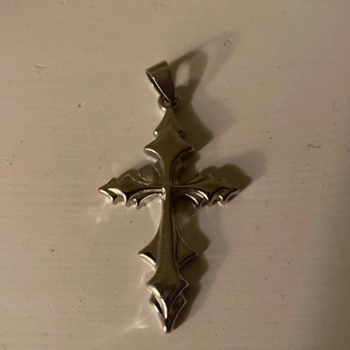 Två korsformade hängen i metall - 92