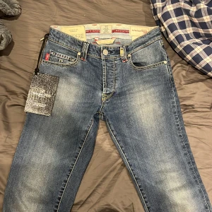 Tramarossa Leonardo jeans - Tjena säljer ett par tramarossa jeans i modellen Leonardo, storlek 28, ny skick 10/10. Dm för bilder eller mer info!🙌🏼 pris går att diskutera vid snabb affär!!!