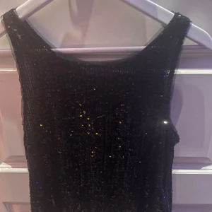 Glitter Topp🪩🪩 - Säljer denna svarta glitter linne från zara! Väldigt fin och är fortfarande i bra skick. Storleken på tröjan är S. Har en liknande i silver. Hör av er av funderingar! Pris kan alltid diskuteras🪩😊 