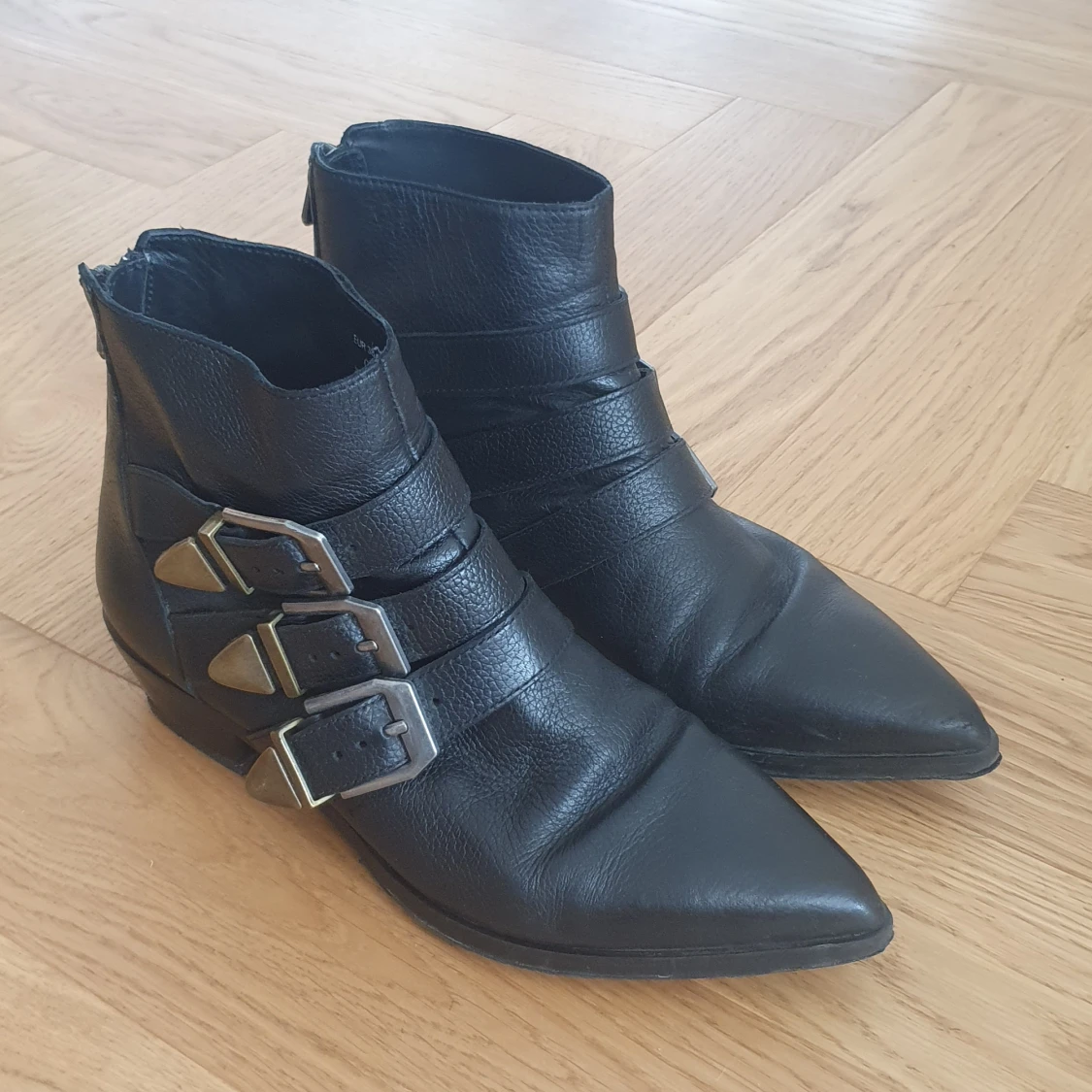 Svarta boots med spännen från &Other Stories - 90