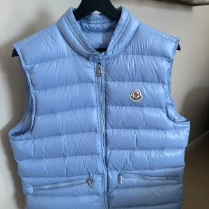 Moncler Gui väst - Säljer nu Moncler Gui väst som knappt är använd storlek M, västen har även nfc scan. Priset är ej hugget i sten