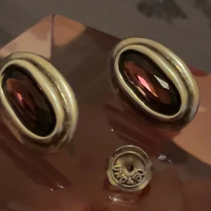 Vintage örhängen i äkta silver med Amatis som sten. Uno De 50 - Snygga vintage örhängen med ovala Amatis stenar infattade i en silverram. Perfekta för att ge en elegant touch till din outfit.