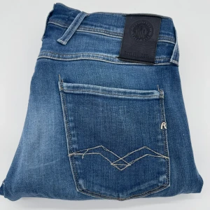 REPLAY ANBASS HYPERFLEX - - Replay anbass hyperflex jeans - Slim fit passform - Storlek W29/L32 - Nypris runt 1800kr - Kontakta för fler frågor eller funderingar // Deluxecloset
