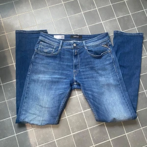 Replay ROCCO jeans - Hej! Säljer ett par nästan helt nya Replay Jeans. Modell ROCCO storlek 31. Jeansen är i jätte fint skick och kan skicka fler bilder till seriösa kunder. 110cm högst upp till längst ner och innerbenslängd 85cm. Kan också sänka priset vid snabb affär!