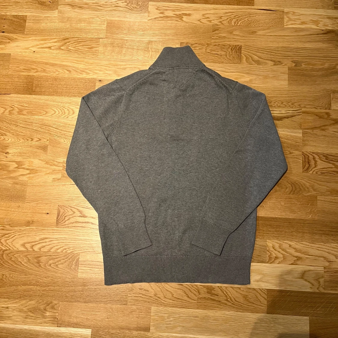 Grå quarter zip tröja från Tommy Hilfiger - 90