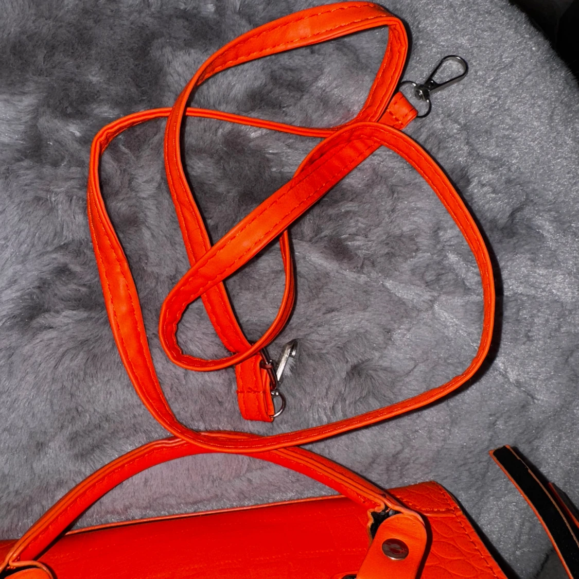 Orange handväska med krokodilmönster - 92