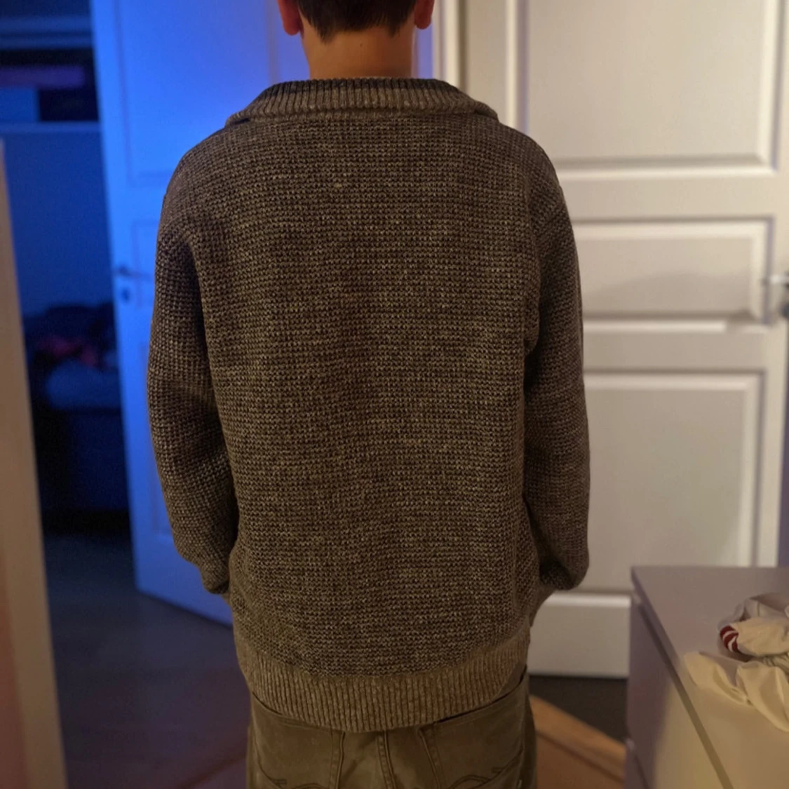 Grå quiltad jacka med stickade ärmar - 90