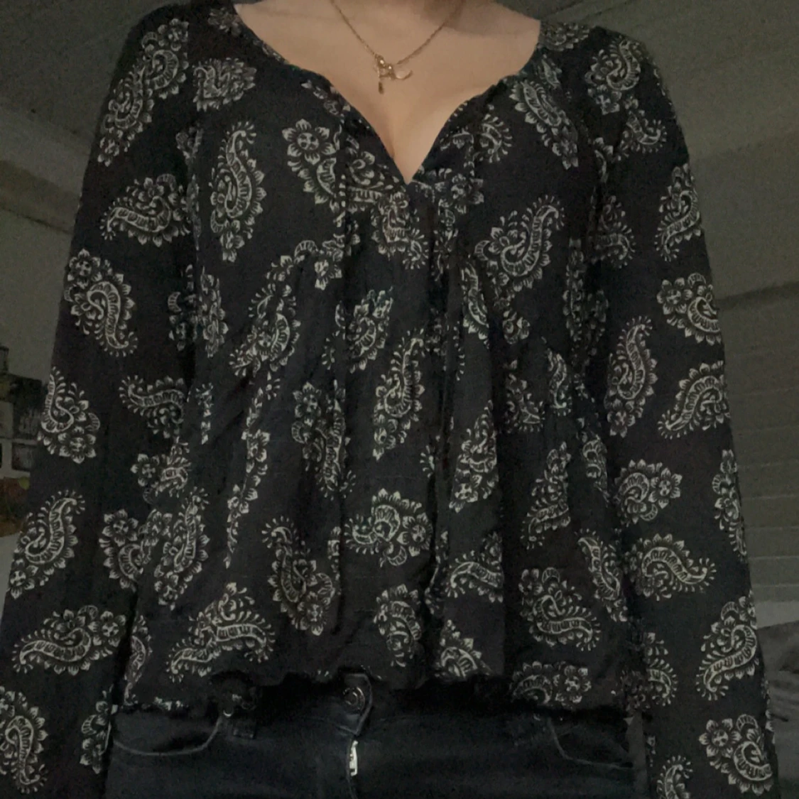 Svart blus med paisleymönster - 90