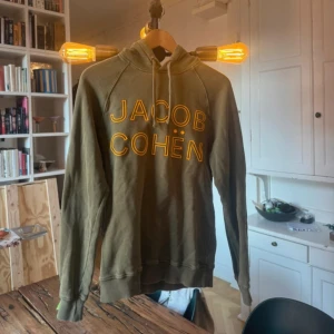Jacob Cohen Hoodie - Fet Jacob Cohen hoodie i en mörkgrön färg och gul logga över bröstet | Mycket bra skick och passar slim fit