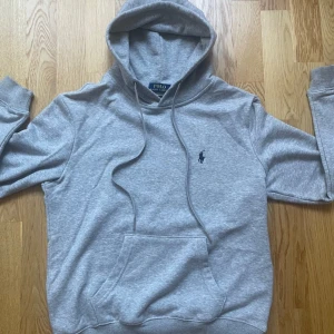 Raulph lauren hoodie - Fräsh Raulph lauren hoodie i 7/10 skick. Den e i strl M. Fråga gärna saker ni undar. 