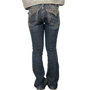 bootcut jeans från Miss Me - bootcut jeans från miss me med snygga detaljer!   har lagat dom på baksidan (se bild) men det märks ej när man har på sig dom!          innerbenslängd-85cm  midjemått-39cm                   skriv för fler bilder eller frågor!💕