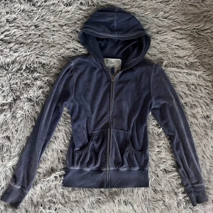 Söt blå kofta - Söt zip hoodie. Knappt använd. Liknar juicy