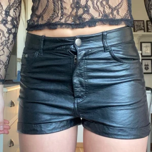 skinnshorts - Snygga skin shorts. Lite för små för mig. Midjemått rakt över: 35 cm
