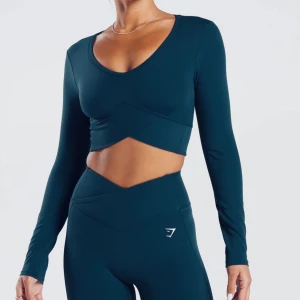 Gymshark crop top - Navy Gymshark crossover long sleeve crop top, helt oanvänd 