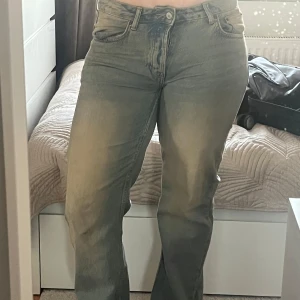 Smuttstvättade jeans - Snygga jeans med lagom midja och en straight passform. Perfekta för en avslappnad stil. Klassisk design med fem fickor och knappgylf.