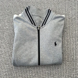 Ralph Lauren full zip - Tjena! Säljer denna feta Ralph lauren zippen. Skick 9/10 tröjan har inga hål eller defekter och är inte jätte använd 💯nypris ca 2000. Hör gärna av dig om du är intresserad elr har några frågor 💭