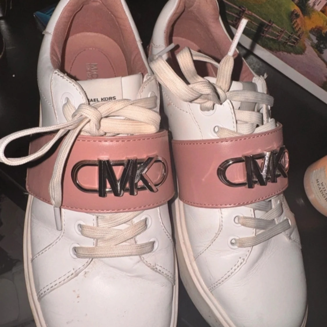 Vita sneakers från Michael Kors