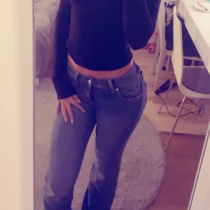 Blå jeans från Divided - Säljer ett par klassiska blå jeans från h&m. De har en snygg bootcut-stil och är lågmidjade . De är i väldigt bra skick då dem bara har använts 4 gånger! Kontakta mig för mer info eller köp direkt! 💙 