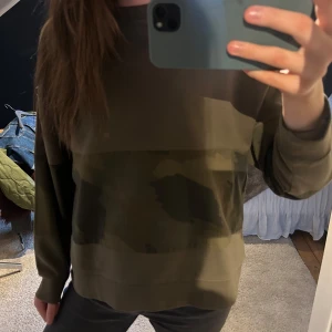 Militärgrön sweatshirt - Militärgrön sweatshirt från en gammal Zara kollektion! Strl M. 