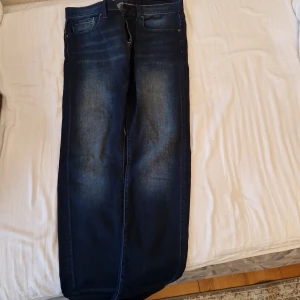 Jeans  - Mörkblå Jeans från Armani Exchange, slim fit med stretch. Använda men inga slitningar och rivningar. Bra kvalitet 