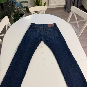 Levi's 501 jeans - Säljer du mina 501or för passar inte längre               Strl28x28  mörkblåa i bra skick, inga deffektioner bara att dem är lite slitna på bakfickorna men det är bara snyggt 