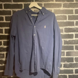 skjorta från Ralph Lauren - Snygg blå Ralph Lauren skjorta, inga defekter och ett skick på 8/10. Hör av er vid funderingar