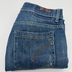DONDUP GEORGE JEANS - - Dondup George jeans - storlek 31, benlängd: 95cm, midjemått: 39cm - Nypris runt 4000 - Kontakta för fler frågor eller funderingar // Deluxecloset 