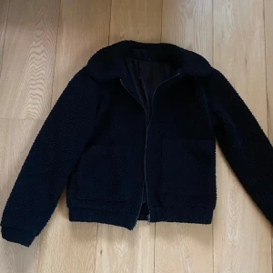 Svart teddyjacka med dragkedja - Mysig svart teddyjacka med dragkedja.