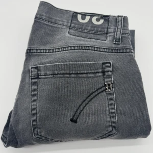 DONDUP GEORGE JEANS - - Dondup George jeans - storlek 30, benlängd: 92cm, midjemått: 37cm - Nypris runt 4000 - Kontakta för fler frågor eller funderingar // Deluxecloset 