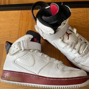 Jordan 6 fusion  - Snygga Nike Air sneakers i vitt med röda detaljer. Skorna har snörning och en hög design med den klassiska Air-loggan på hälen. Perfekta för en sportig look.