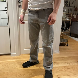 Grå jeans från G-Star - Säljer ett par grå jeans från G-Star med en klassisk femficksdesign. De har en rak passform och är perfekta för en avslappnad stil. Dem är uppsydda för dig som är ca 170-175 cm