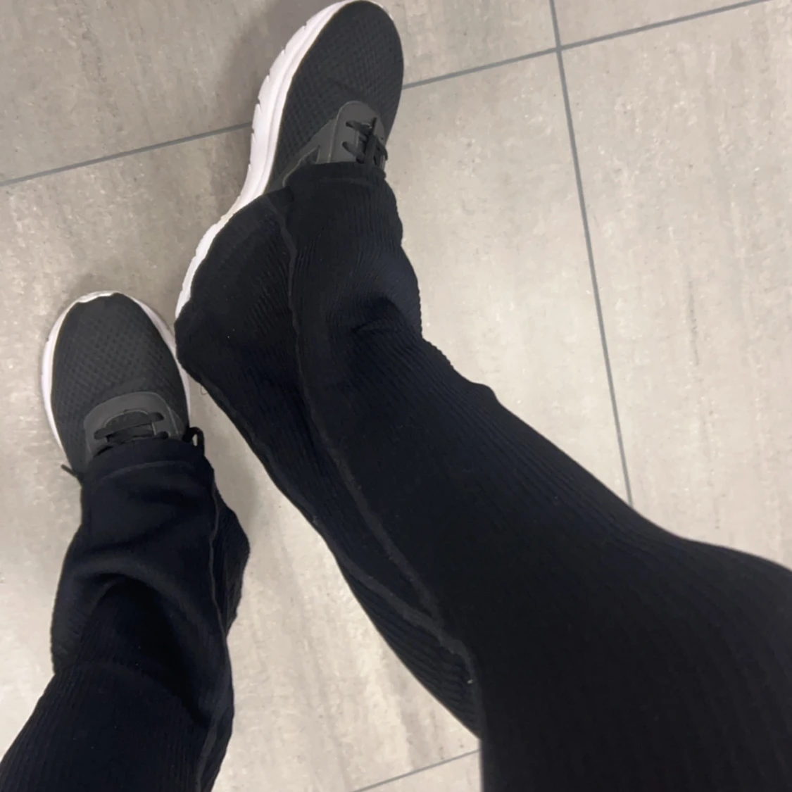 Svarta ribbade byxor - 90