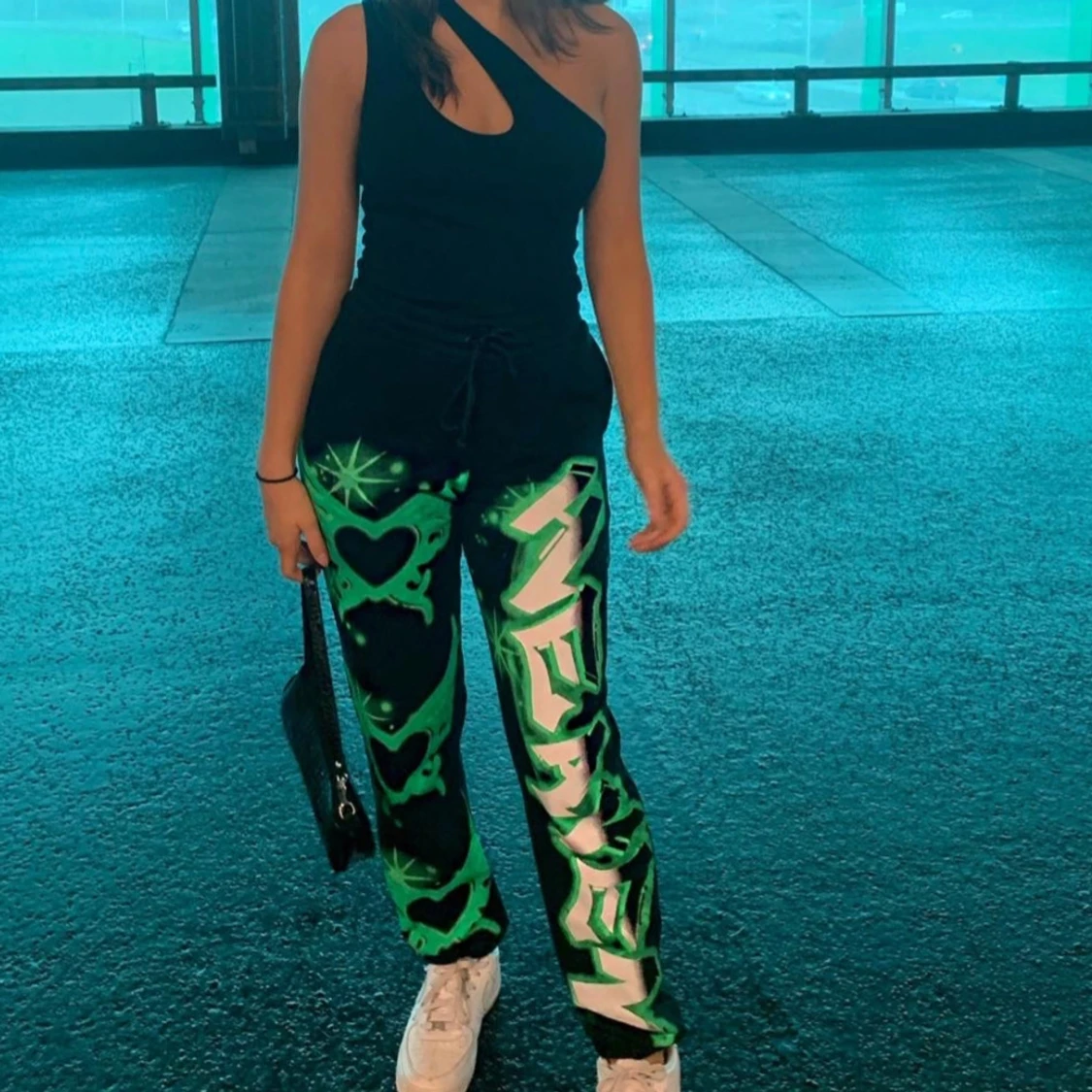 Svarta mjukisbyxor med grönt mönster från Jaded LDN - 90