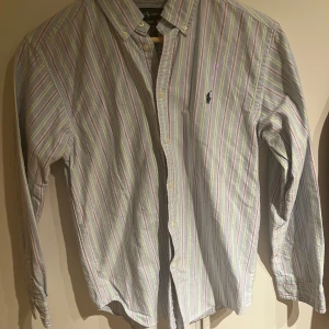 Randig skjorta från Ralph Lauren - Snygg randig skjorta från Ralph Lauren i bomull. Jag skulle säga att skicket är 10/10, använd kanske 1 gång till skolstart annars aldrig. Pris kan diskuteras!