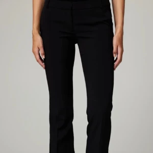 Svarta kostymbyxor - Snygga svarta kostymbyxor från bikbok i Vera Tall. Superfina och Lågmidjade, säljer för dessa satt för stort för mig i midjan o rumpan, så har köpt ett par mindre 💓 passar för upp till 180 ungefär innebenslängd 90cm. Är 173 och de är väldigt långa på mig. Små i storleken så mer en 36 skulle jag säga 