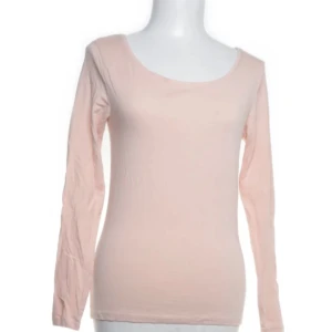 Rosa/Beige långärmad topp - Säljer en beige långärmad topp, säljer också pgd av att jag aldrig använder den, den har ett litet hål i armen men syns knappt, annars väldigt bra skick och sitter fint på