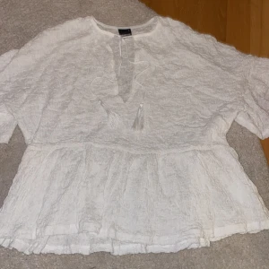 Vit tunn blus  - Säljer denna tunna blus som jag köpte i somras men aldrig använt , den var lite för stor för min smak och rekommenderar att ha ett linne under då den är så tunn. Men jättefin annars!