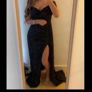 Klänning  - Använd endast 1 gång. Har även en till i S. 