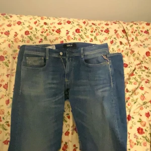 Blå jeans från Replay - Snygga blå jeans från Replay med klassisk femficksdesign och dragkedja. Perfekta för en avslappnad stil. Dom är i princip helt nya men jag beställde i fel storlek. Ny pris på dem är 1500 köpte dom på rea för 800 och säljer nu för 450 pris kan diskiteras!