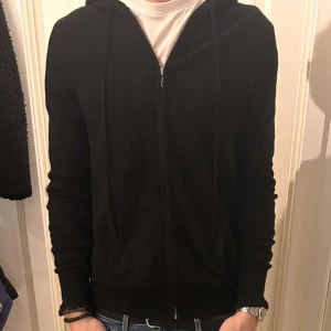 Soft Goat - Säljer en stilren svart hoodie med dragkedja framtill från Soft Goat är storlek XL men sitter som M, skriv dm vid funderingar.
