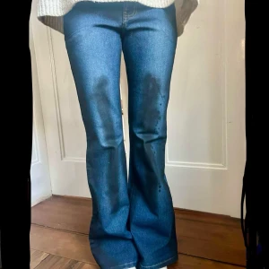 Blå bootcut jeans - Coola bootcut jeans med svart färg. Rogue uf för fler bilder och mått!