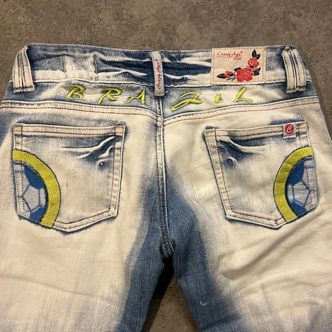 Lågmidjade jeans med Brasilien-tema - 90