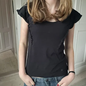 Tiger of Sweden T-shirt  - Super snygg t-shirt från Tiger of Sweden med små volanger. Super fint skick