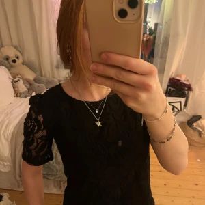 Svart spetstopp från Bik Bok - Snygg svart fest topp i spets från Bik Bok. Den har puffärmar och jättefint mönster stl xs